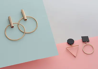 Bijoux sculpturaux en laiton dore